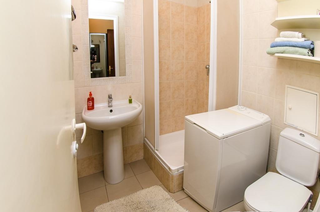 Apartment Triokhsviatytelskaya Street 3 Kiev Buitenkant foto