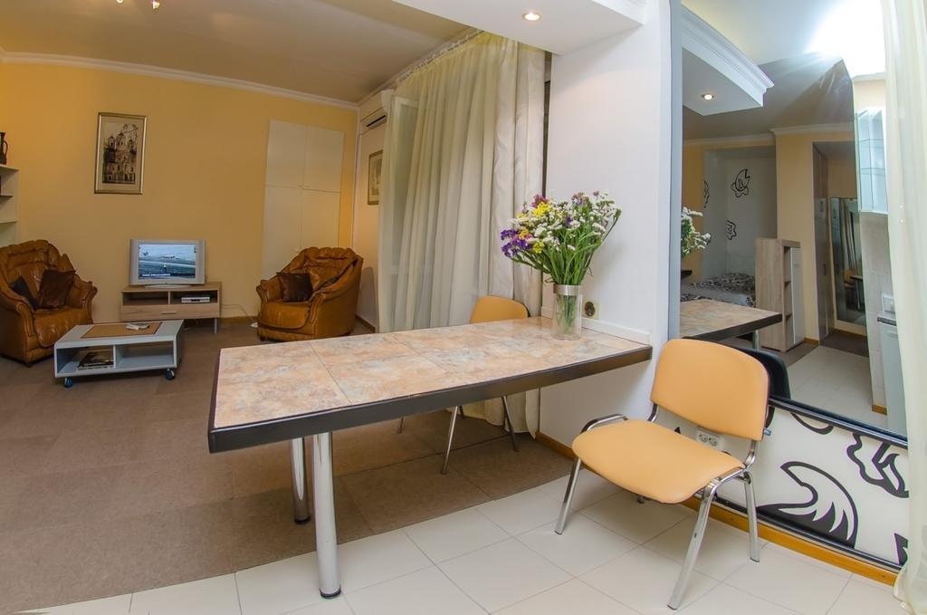 Apartment Triokhsviatytelskaya Street 3 Kiev Buitenkant foto