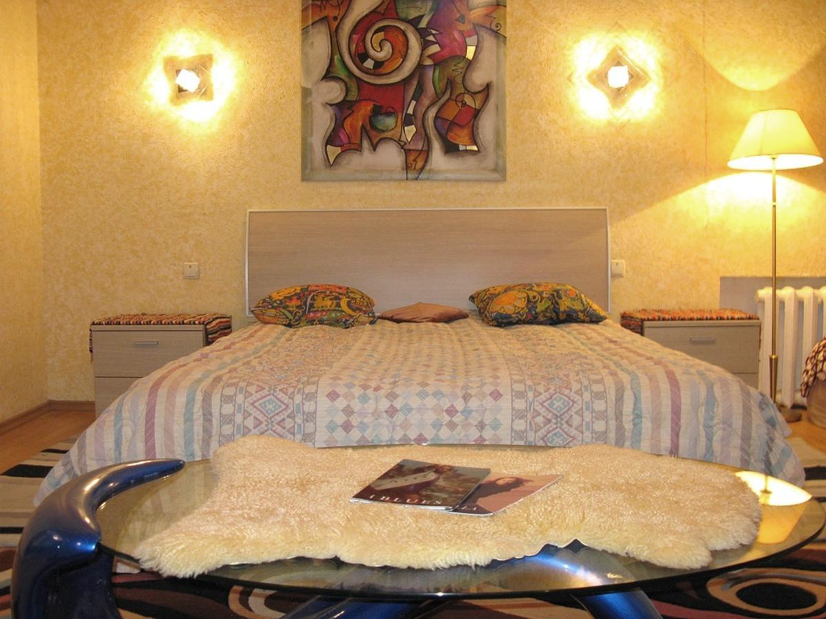 Apartment Triokhsviatytelskaya Street 3 Kiev Buitenkant foto